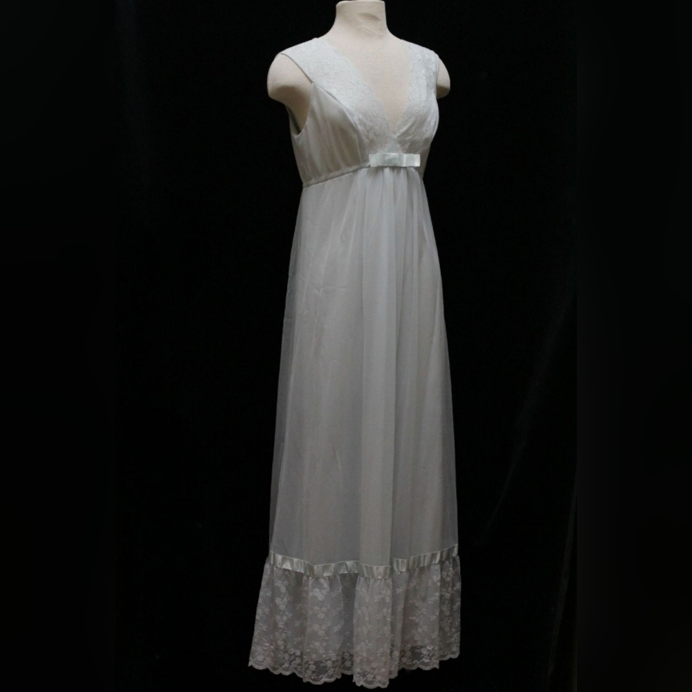 Vintage Shadow Baby Blue Lace Line V-Neck Night Gown